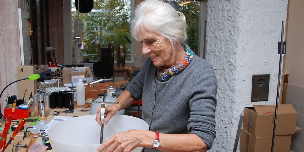 Leuchten-Gestalterin Rosmarie Baltensweiler, Begründerin der gleichnamigen Leuchtenmanufaktur, ist mit 92 Jahren gestorben. Letztes Jahr wurde sie vom Bundesamt für Kultur für ihr Lebenswerk mit dem "Grand Prix Design" geehrt.