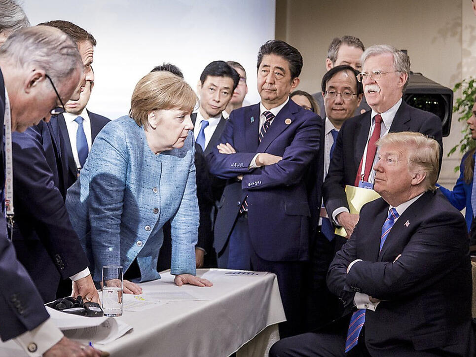 US-Präsident Donald Trump reagiert mit eigenen Bildern auf das weltweit verbreitete Foto mit der deutschen Kanzlerin Angela Merkel, weil es die Situation auf dem G7-Gipfel nicht korrekt widerspiegle.
