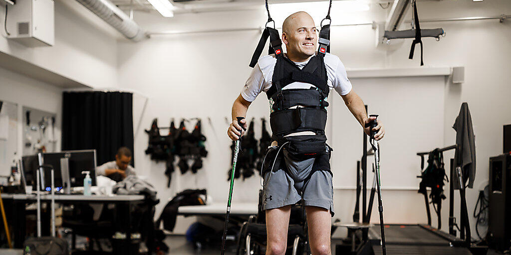Der Schweizer Paraplegiker Sebastian Tobler kann dank Elektrostimulation, Training und mit Stützen wieder eigene Schritte tun. Der Schweizer Paraplegiker Sebastian Tobler kann dank Elektrostimulation, Training und mit Stützen wieder eigene Schritte tun.