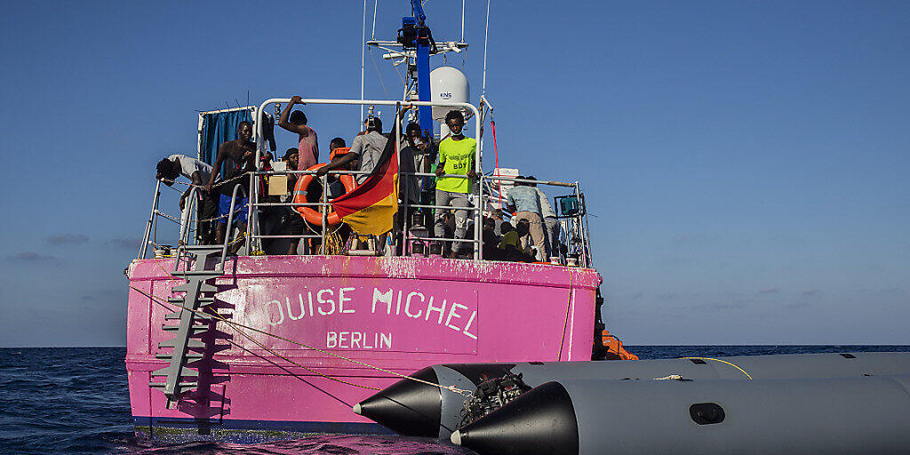 Migranten stehen an Bord des Rettungsschiffes «Louise Michel». Foto: Santi Palacios/AP/dpa