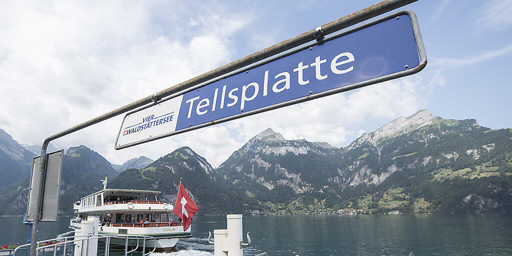 Wegen Einsturzgefahr halten die Schiffe ab Freitag nicht mehr bei der Schiffstation Tellsplatte in der Gemeinde Sisikon.
