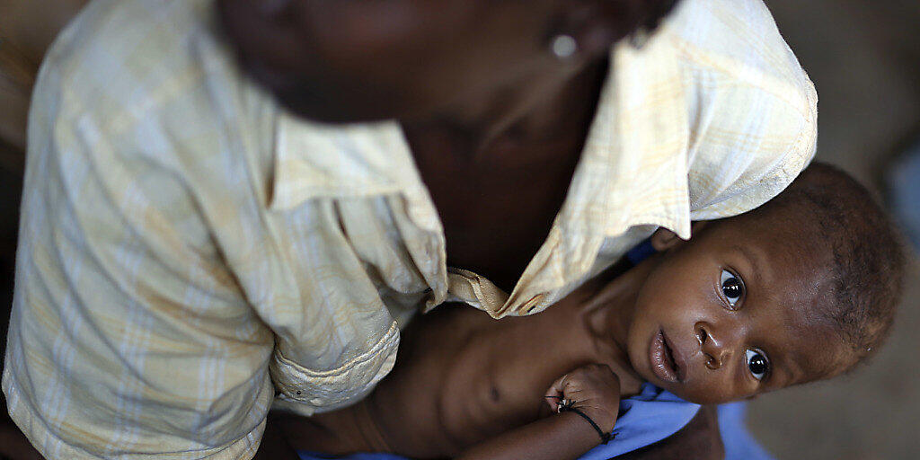 Eine Mutter wartet mit ihrem unterernährten Baby in einer Gesundheitsstation im zentralafrikanischen Bangui - die Hungersituation in der Zentralafrikanischen Republik wird im Welthungerindex als "gravierend" eingestuft. (Archiv)