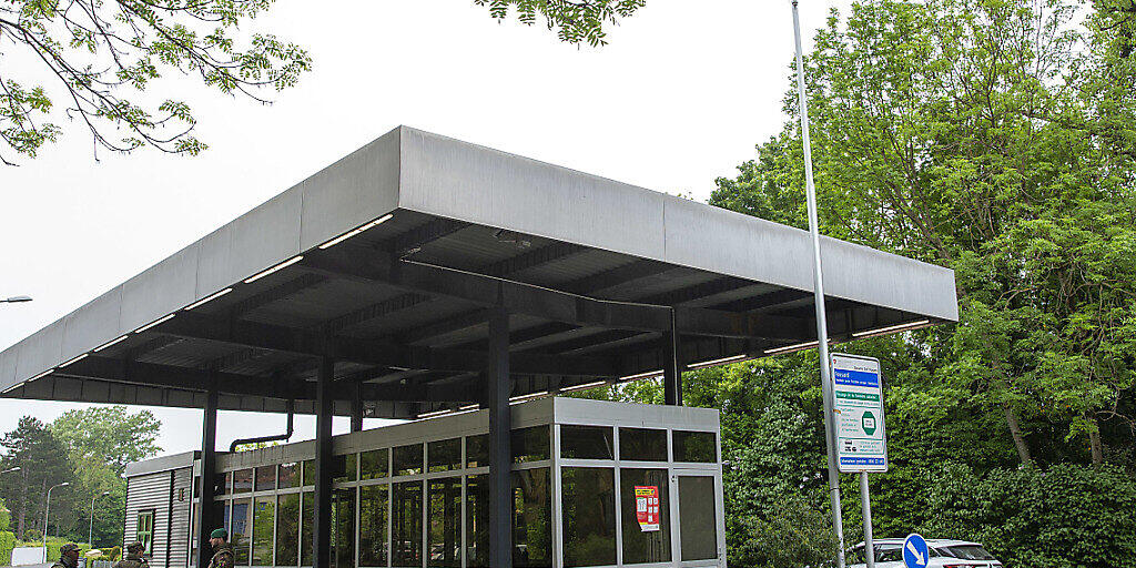 Bild der Vergangenheit: Soldaten bewachen während der Grenzschliessung den Übergang in Thonex GE. Bild der Vergangenheit: Soldaten bewachen während der Grenzschliessung den Übergang in Thonex GE.