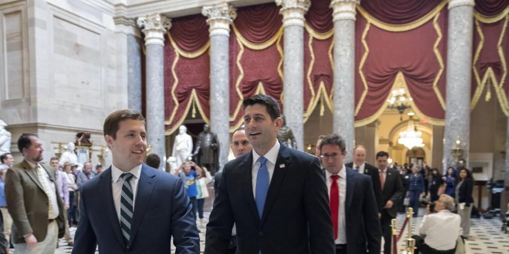 Paul Ryan (r), der republikanische Vorsitzende des Abgeordnetenhauses, am Donnerstag nach der Abstimmung zu Obamacare. Paul Ryan (r), der republikanische Vorsitzende des Abgeordnetenhauses, am Donnerstag nach der Abstimmung zu Obamacare.