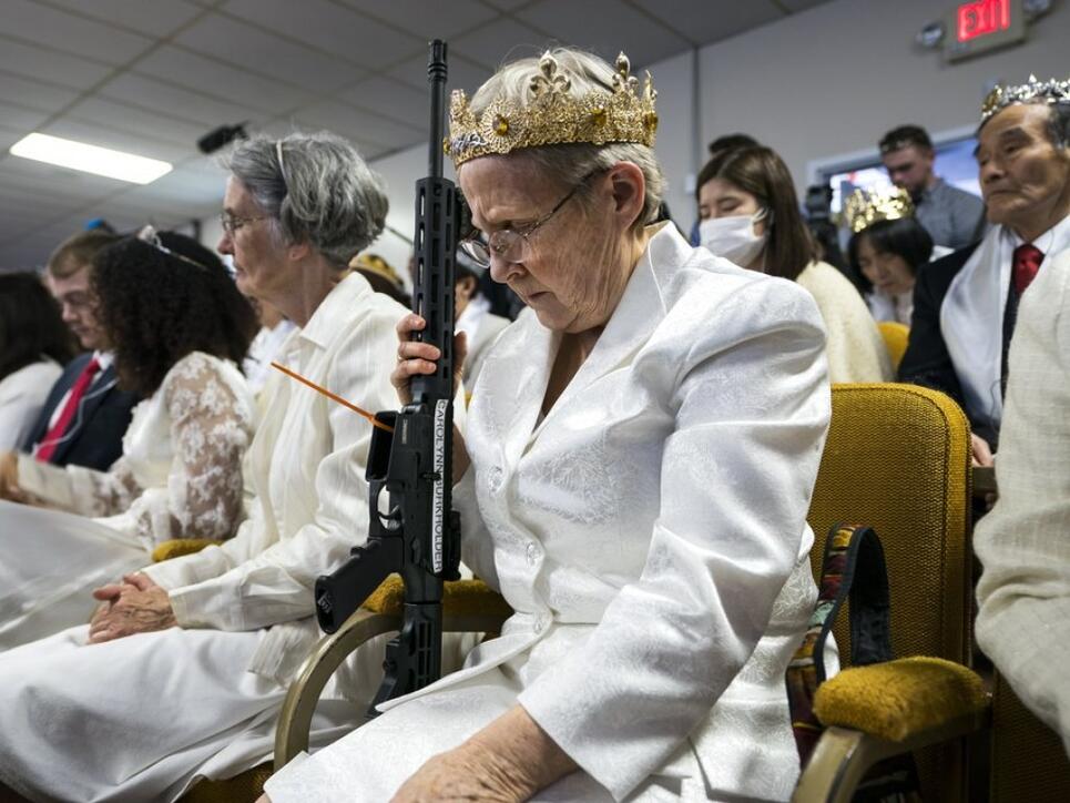 Frau mit Schnellfeuergewehr in einer Kirche in der US-Kleinstadt Newfoundland.
