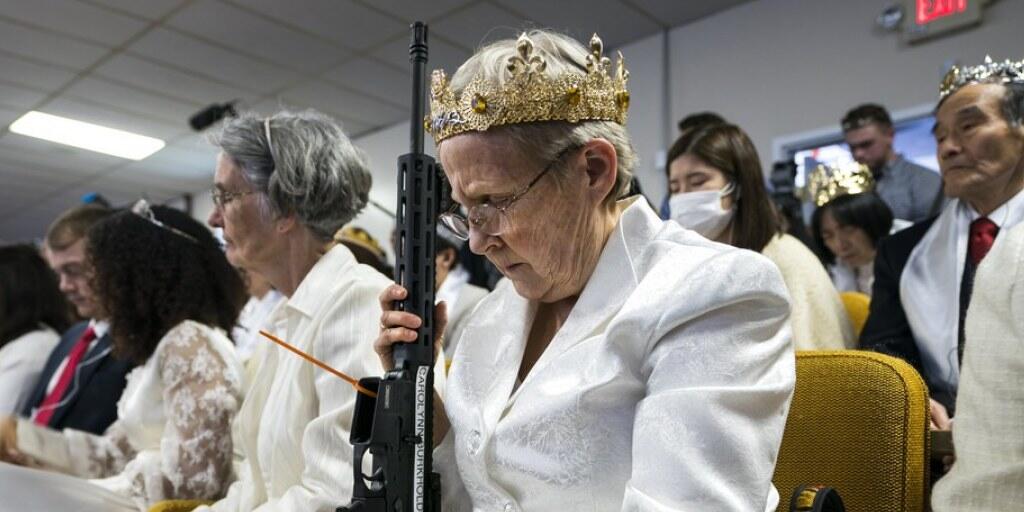 Frau mit Schnellfeuergewehr in einer Kirche in der US-Kleinstadt Newfoundland.