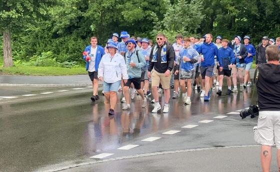 Dungannon-Fans auf dem Weg ins Stadion