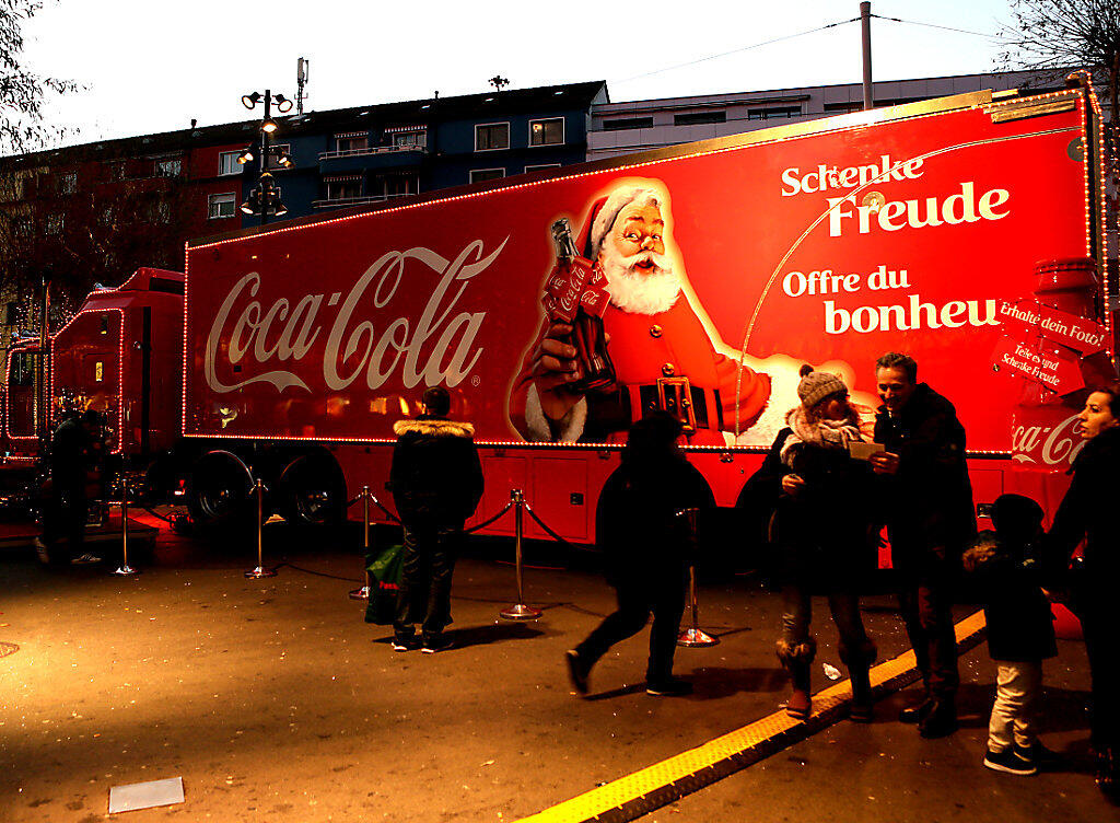 Der auch in der Schweiz bekannte Coca-Cola-Truck ist in Grossbritannien in die Kritik geraten, weil es Zuckergetränke gratis gibt. (Archivbild) Der auch in der Schweiz bekannte Coca-Cola-Truck ist in Grossbritannien in die Kritik geraten, weil es Zuckergetränke gratis gibt. (Archivbild)