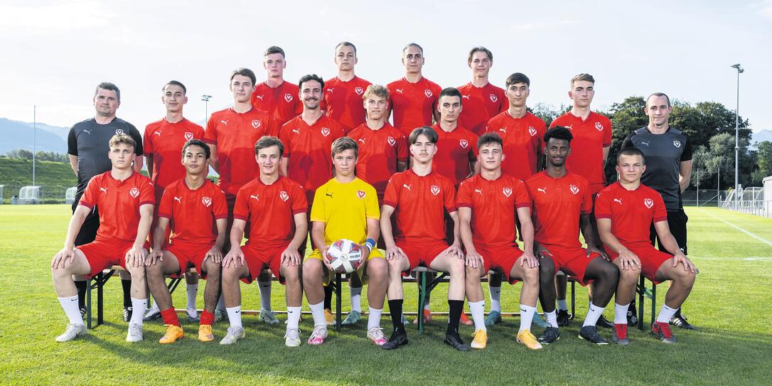 Nicht ganz komplett. Aufgrund von Ferienabwesenheiten und des Sommercups fehlten beim Fototermin einige Spieler.