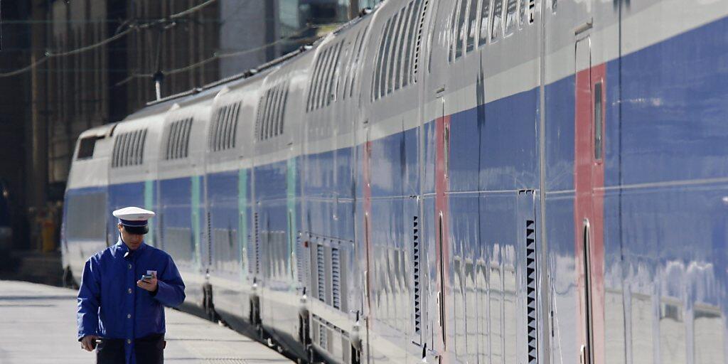 In die Gespräche rund um die Bahnreform der französischen Regierung kommt Bewegung. Regierungschef Edouard Philippe bot den streikenden Gewerkschaften die Übernahme eines Teils der Milliardenschulden der SNCF an. (Archiv)