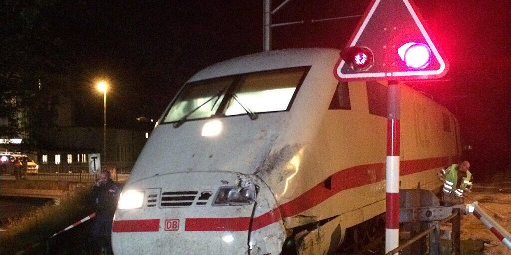 Der beim Zusammenstoss mit einem Reisebus im Mai 2016 beschädigte ICE-Zug. (Archivbild)