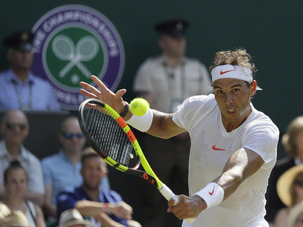 Rafael Nadal beim Return im Spiel gegen den australischen Teenager Alex de Minaur