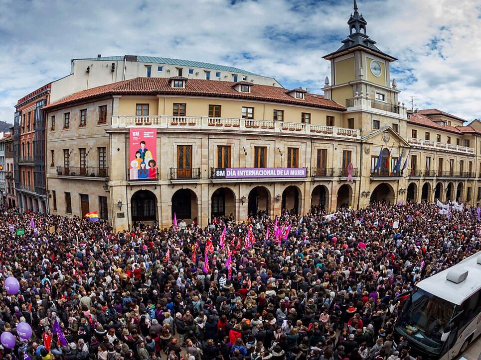 Millionen Frauen haben am ersten landesweiten "feministischen Streik" in Spanien teilgenommen. Auf dem Bild eine Kundgebung in Oviedo, Asturien.