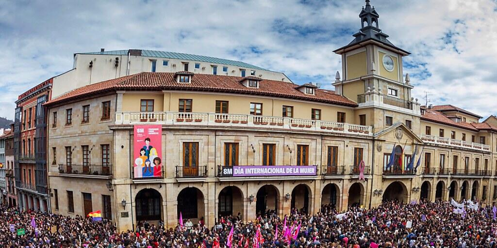 Millionen Frauen haben am ersten landesweiten "feministischen Streik" in Spanien teilgenommen. Auf dem Bild eine Kundgebung in Oviedo, Asturien.