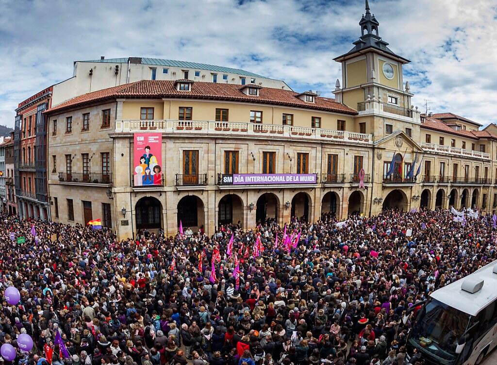 Millionen Frauen haben am ersten landesweiten "feministischen Streik" in Spanien teilgenommen. Auf dem Bild eine Kundgebung in Oviedo, Asturien.