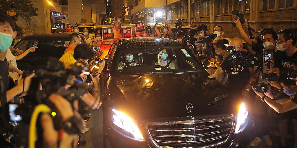 Jimmy Lai (Auto, Vordersitz, r) verlässt eine Polizeistation und sitzt in einem Auto, nachdem er auf Kaution freigelassen wurde. Nach mehr als 40 Stunden Polizeigewahrsam ist der Medienunternehmer Jimmy Lai in Hongkong gegen Kaution wieder freigelassen worden. Foto: Kin Cheung/AP/dpa