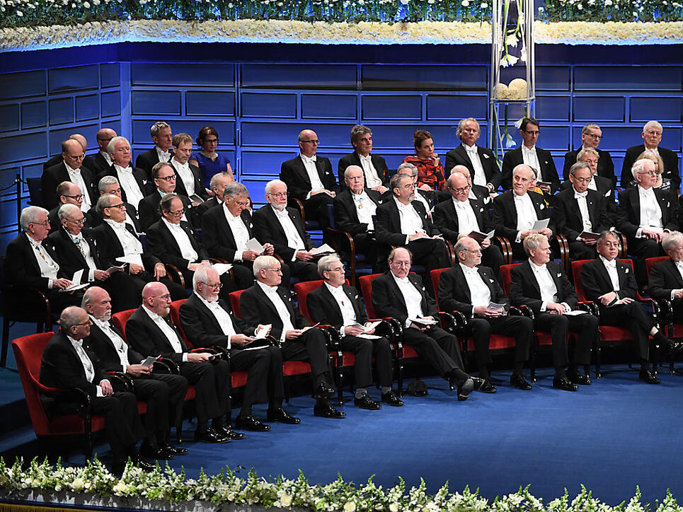 Zusammen mit den anderen Nobelpreisträgern durfte Jacques Dubochet am Sonntag im Stockholmer Konzerthaus Platz nehmen, um aus den Händen des schwedischen Königs Carl XVI. Gustaf den Chemie-Nobelpreis entgegen zu nehmen.