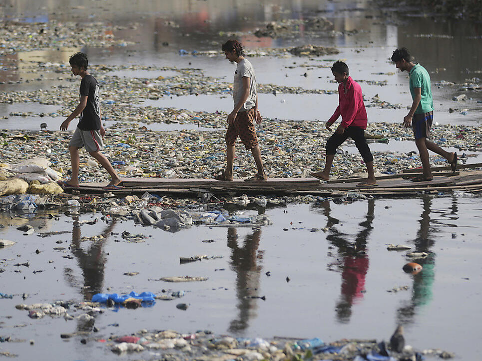 Ein mit Plastik und Abfall verschmutzter Wasserkanal im indischen Mumbai. (Archivbild)