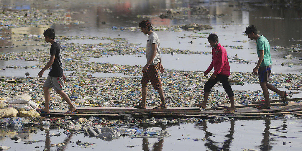 Ein mit Plastik und Abfall verschmutzter Wasserkanal im indischen Mumbai. (Archivbild)