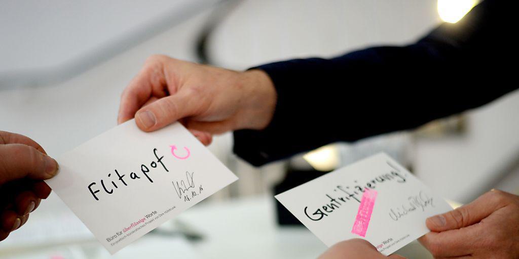 In Dirk Hülstrunks Büro für überflüssige Worte auf der Buchmesse in Frankfurt kann man ungeliebte Vokabeln gegen ganz neue, unverbrauchte eintauschen, beispielsweise "Gentrifizierung" gegen "Flitapof". In Dirk Hülstrunks Büro für überflüssige Worte auf der Buchmesse in Frankfurt kann man ungeliebte Vokabeln gegen ganz neue, unverbrauchte eintauschen, beispielsweise "Gentrifizierung" gegen "Flitapof".