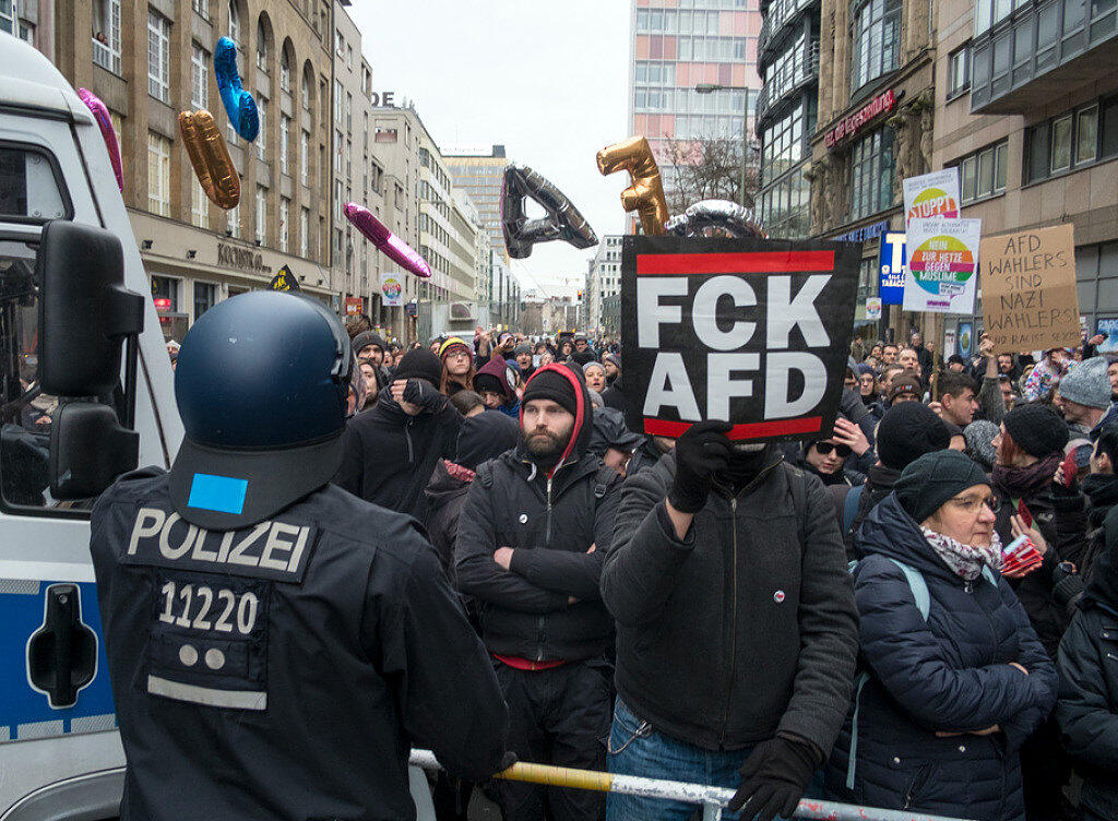 Polizisten blockieren in Berlin bei einem AfD-"Frauenmarsch" Gegendemonstranten am Checkpoint Charlie. Polizisten blockieren in Berlin bei einem AfD-"Frauenmarsch" Gegendemonstranten am Checkpoint Charlie.