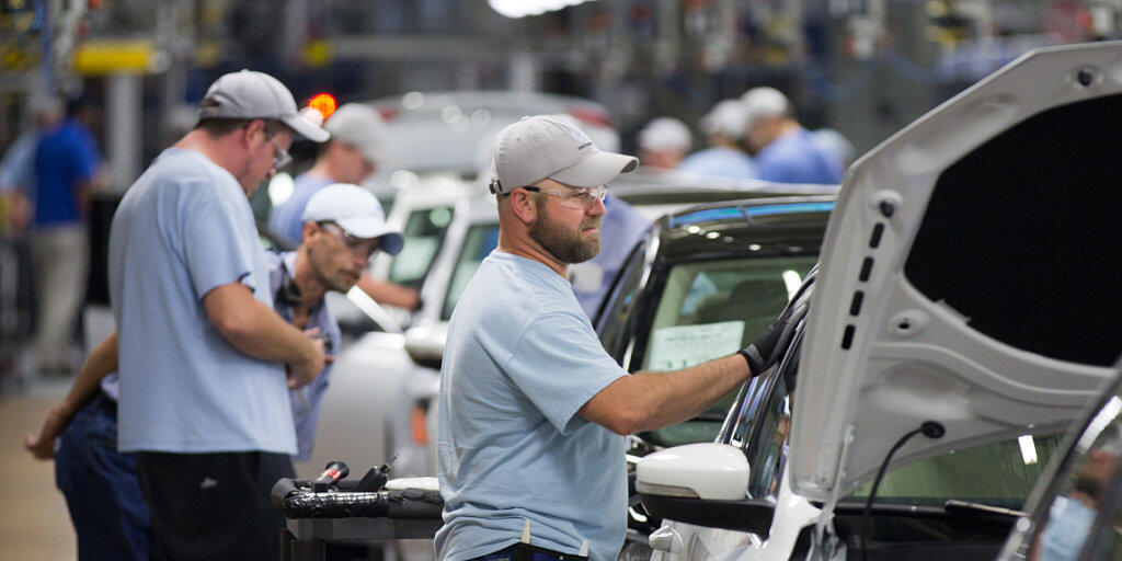 Die Mitarbeiter des Volkswagenkonzerns erhalten eine Prämie: Arbeiter in der Fabrik (Archivbild).
