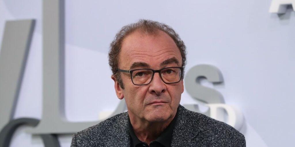 Robert Menasse erhält Rückendeckung von Buchpreis-Jury. Es sei redlich, dass er in seinem Roman "Die Hauptstadt" Fiktionen und Fakten gemischt habe. (Archiv)