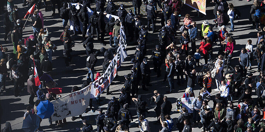 Demonstranten der Antifaschistischen Aktion und Corona-Skeptiker werden von der Polizei voneinander abgeschirmt, am Sonntag in Konstanz.