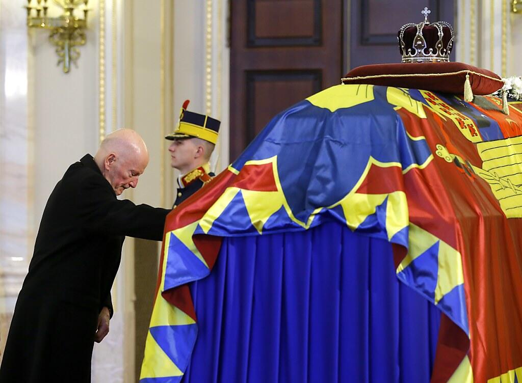 Am Sarg des verstorbenen letzten Königs von Rumänien, Michael I., im ehemaligen Königspalast in Bukarest hält der frühere bulgarische König Simeon II. von Sachsen-Coburg und Gotha (bürgerlich Simeon Borissow Sakskoburggotski), links, inne.
