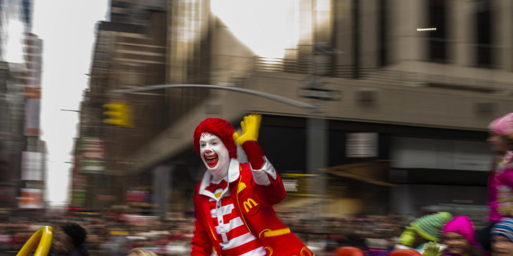 Der Clown ist das Maskottchen von McDonalds. Der US-Fast-Food-Riese zieht die Clowns nun für einige Zeit weitgehend aus der Öffentlichkeit zurück. (Archiv)