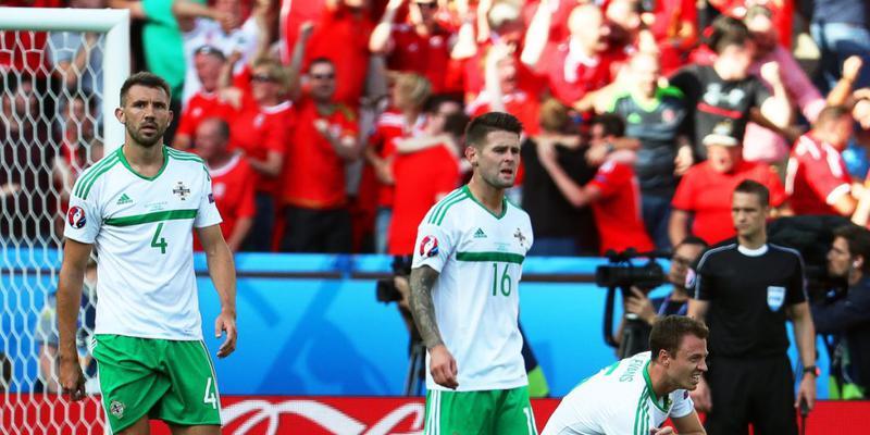 Gareth McAuley (Nr. 4) konsterniert nach seinem Eigentor, das Wales zum Sieg verhalf Gareth McAuley (Nr. 4) konsterniert nach seinem Eigentor, das Wales zum Sieg verhalf