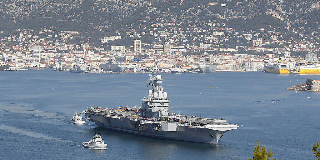 Die "Charles de Gaulle" vor Toulon. Die "Charles de Gaulle" vor Toulon.
