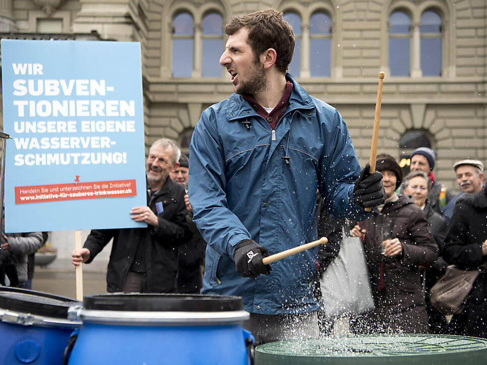 Die Sympathisanten der Trinkwasserinitiative wollen künftig Subventionen für den Pestizid- und den Antibiotikaeinsatz verhindern. Dem Bundesrat geht das zu weit. (Archiv)
