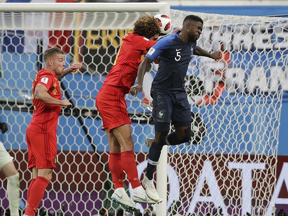 Trifft nach dem gewonnenen Kopfball-Duell gegen Belgiens Marouane Fellaini zum 1:0 für Frankreich: Samuel Umtiti