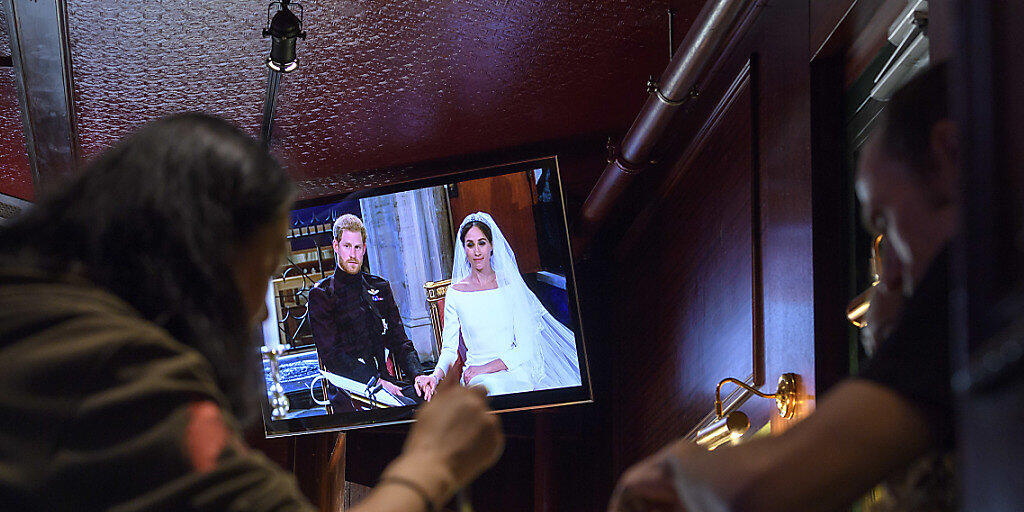 Die britische Hochzeit zwischen Prinz Harry und der US-Schauspielerin Meghan Markle wurde auf zahlreichen TV-Bildschirmen live mitverfolgt. (Symbolbild)