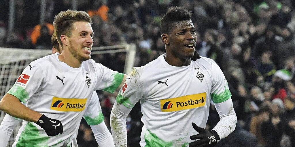 Der jubelnde Breel Embolo, verfolgt von Passgeber Patrick Herrmann