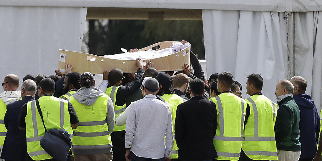 Trauernde in Christchurch tragen eines der bei der Moschee-Attacke am Freitag getöteten Opfer zum Friedhof.