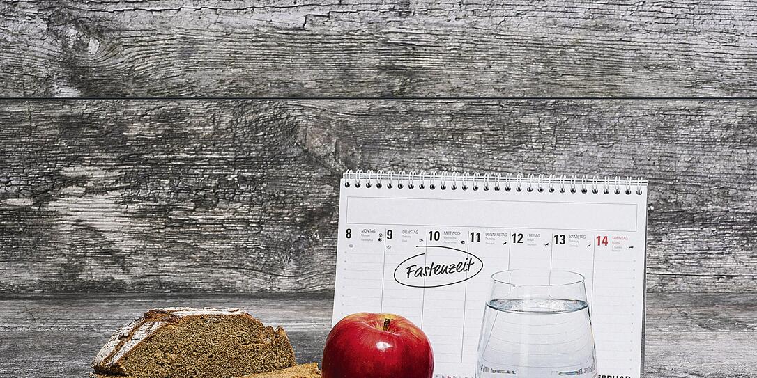 Diet Meal Grey Background with Calendar (Fastenzeit)