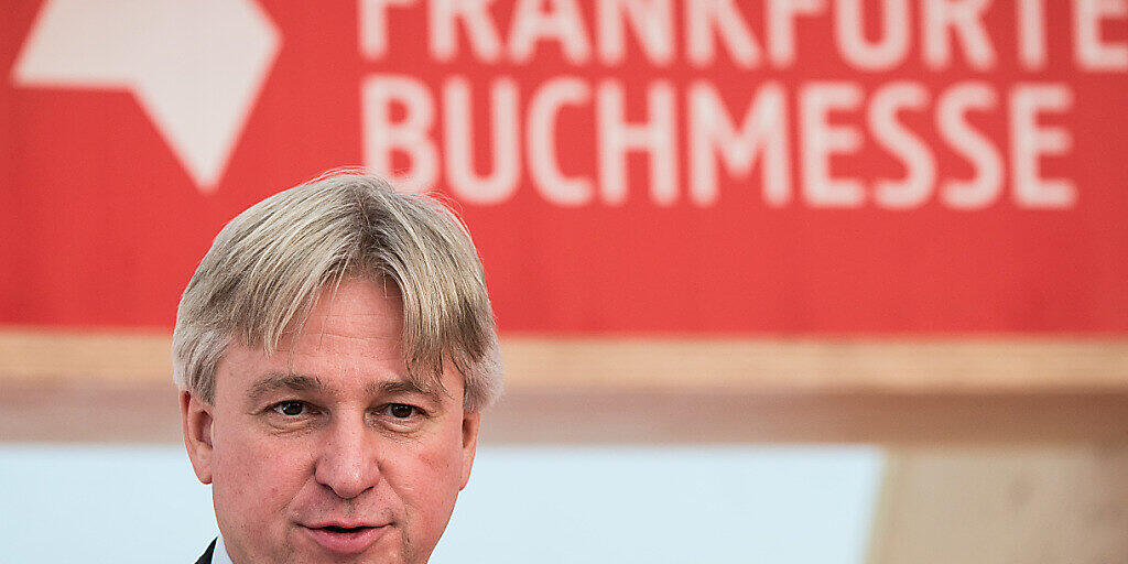 ARCHIV - Juergen Boos, Direktor der Frankfurter Buchmesse, spricht auf der Pressekonferenz der Buchmesse. Foto: Andreas Arnold/dpa