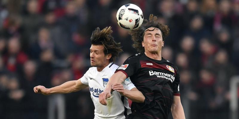 Traf für Hertha, verlor aber das Spiel in Leverkusen: Valentin Stocker (links, im Kopfball-Duell mit Julian Baumgartlinger)