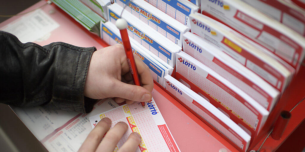 Richtig ausgefüllt: der aktuelle Lotto-Jackpot von 29,2 Millionen Franken wurde am Mittwochabend von einem Glückspilz aus der Deutschschweiz oder dem Tessin geknackt. (Archivbild) Richtig ausgefüllt: der aktuelle Lotto-Jackpot von 29,2 Millionen Franken wurde am Mittwochabend von einem Glückspilz aus der Deutschschweiz oder dem Tessin geknackt. (Archivbild)