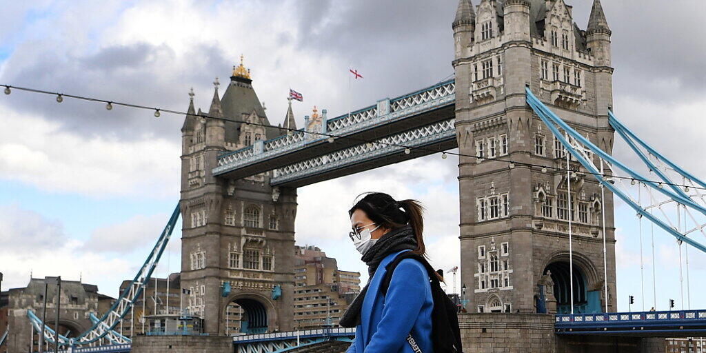 Wer ab dem heutigen Montag nach Grossbritannien - per Flugzeug, Schiff oder Bahn - reist, muss sich unabhängig von seiner Staatsangehörigkeit zwei Wochen lang in Quarantäne begeben. (Symbolbild) Wer ab dem heutigen Montag nach Grossbritannien - per Flugzeug, Schiff oder Bahn - reist, muss sich unabhängig von seiner Staatsangehörigkeit zwei Wochen lang in Quarantäne begeben. (Symbolbild)
