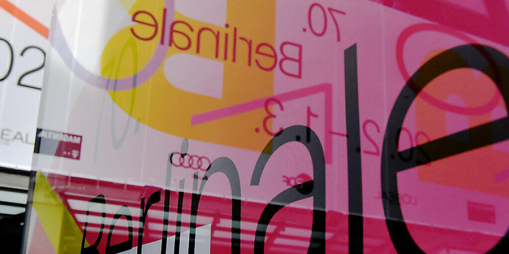 ARCHIV - Ein Werbeplakat der Berlinale spiegelt sich in einer Glasvitrine. Die Berlinale plant nach eigenen Angaben keine Terminverlegung für das Jahr 2021. Foto: Paul Zinken/dpa