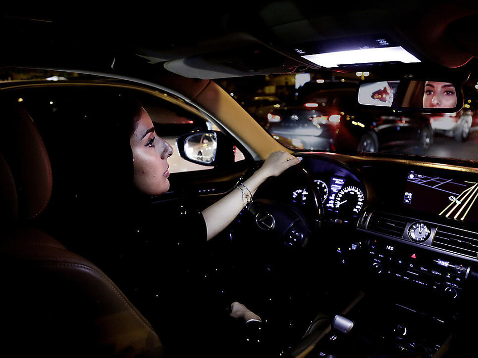 Um Mitternacht endete am heutigen Sonntag das jahrzehntelange Fahrverbot für Frauen in Saudi-Arabien - viele Neulenkerinnen probierten die gewonnene Freiheit noch in der Nacht aus.