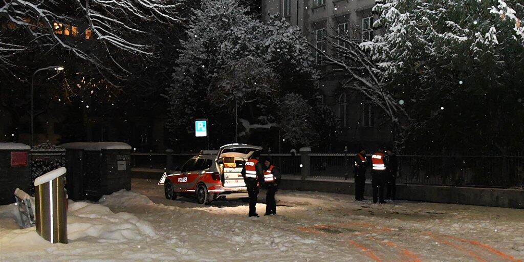 Abklärungen auf der Unfallstelle: Ein Polizeiauto der Stadtpolizei Chur hat einen Fussgänger angefahren.