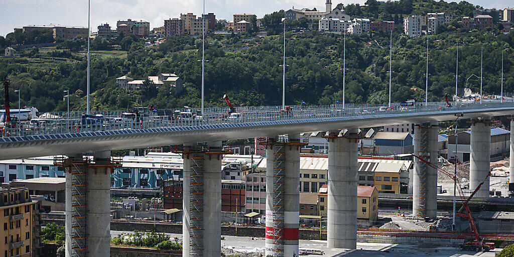 Eine Gesamtansicht der neuen Brücke von Genua. Eine Woche vor der feierlichen Eröffnung der neuen Autobahnbrücke in der italienischen Hafenstadt Genua hat das renommierte Orchester der Akademie Nazionale di Santa Cecilia am Fuß des Bauwerks ein Konzert gegeben. Foto: Piero Cruciatti/LaPresse via ZUMA Press/dpa