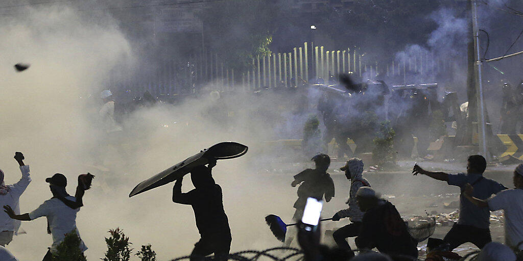 In der Nacht auf Donnerstag hat es in Indonesien wieder Ausschreitungen bei Demonstrationen gegeben.