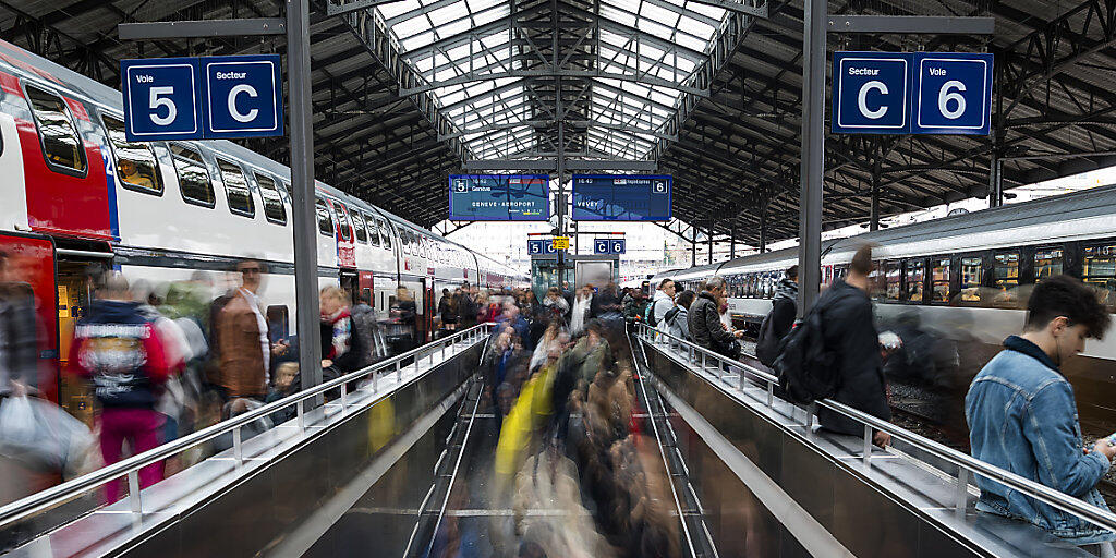 Die SBB erwarten, dass ab etwa 2030 täglich rund 100'000 Reisende im Bahnhof Lausanne ein-, aus- und umsteigen werden. (Archivbild)