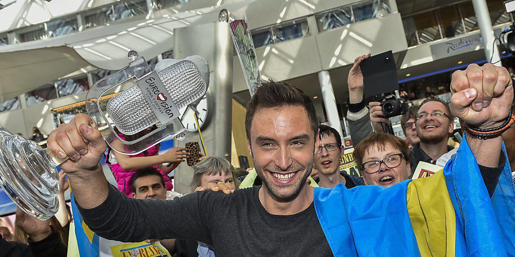 Schwedens ESC-Gewinner Måns Zelmerlöw geniesst das Bad in der Menge am Flughafen in Stockholm (Archiv) Schwedens ESC-Gewinner Måns Zelmerlöw geniesst das Bad in der Menge am Flughafen in Stockholm (Archiv)