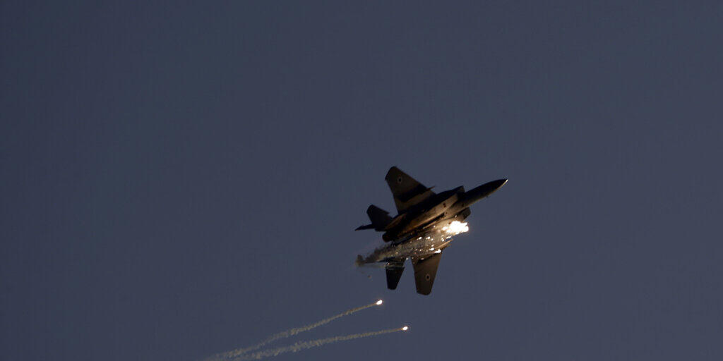 Ein israelisches Kampfflugzeug des Typs F15 bei einer Flugvorführung im Süden Israels. (Symbolbild) Ein israelisches Kampfflugzeug des Typs F15 bei einer Flugvorführung im Süden Israels. (Symbolbild)
